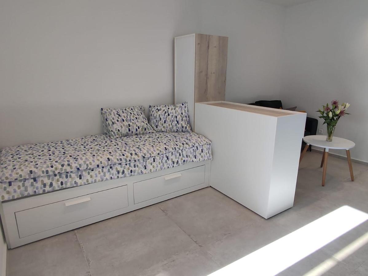 Studio Apartman Irma Cervar 波雷奇 外观 照片
