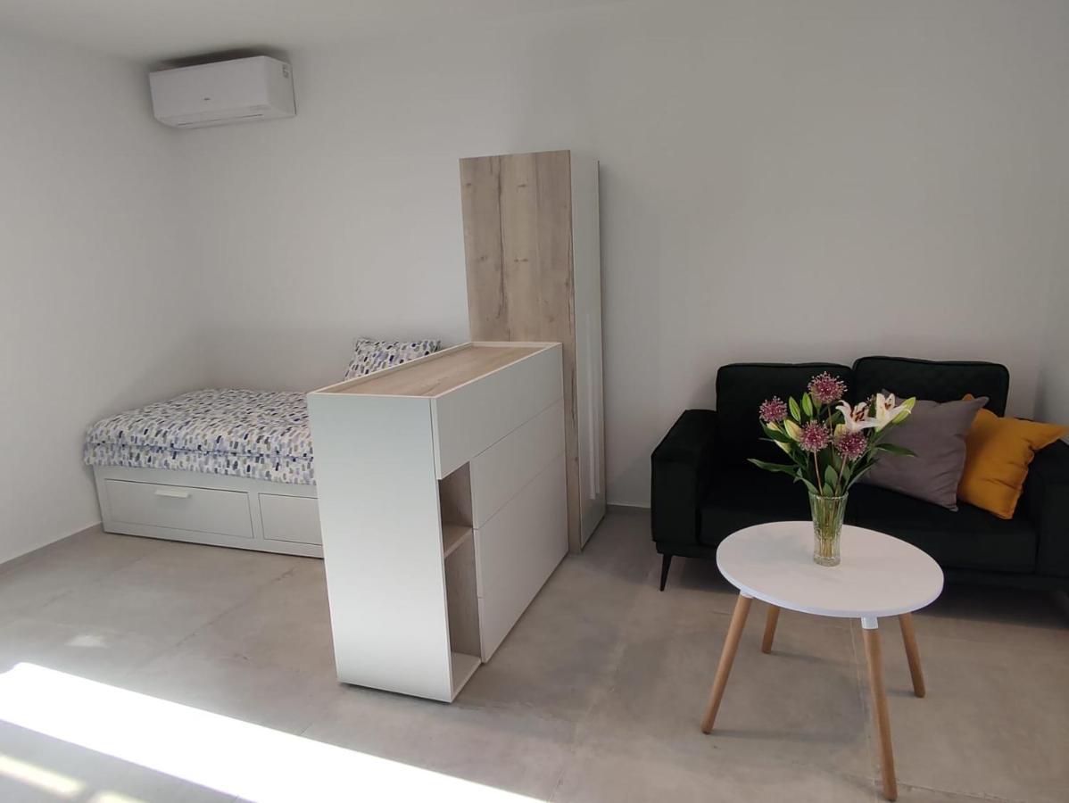 Studio Apartman Irma Cervar 波雷奇 外观 照片